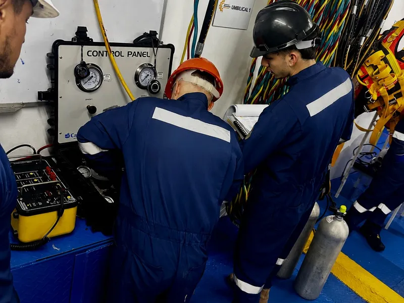 Estudiantes del ISI operan el panel de control de gases durante una práctica de buceo comercial